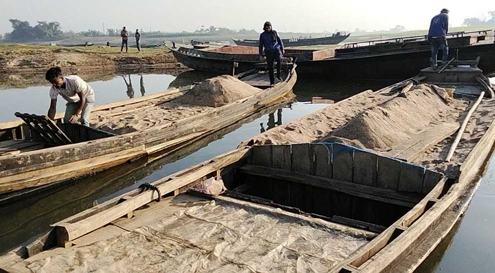 সুনামগঞ্জে ৬টি বালুভর্তি নৌকা আটক