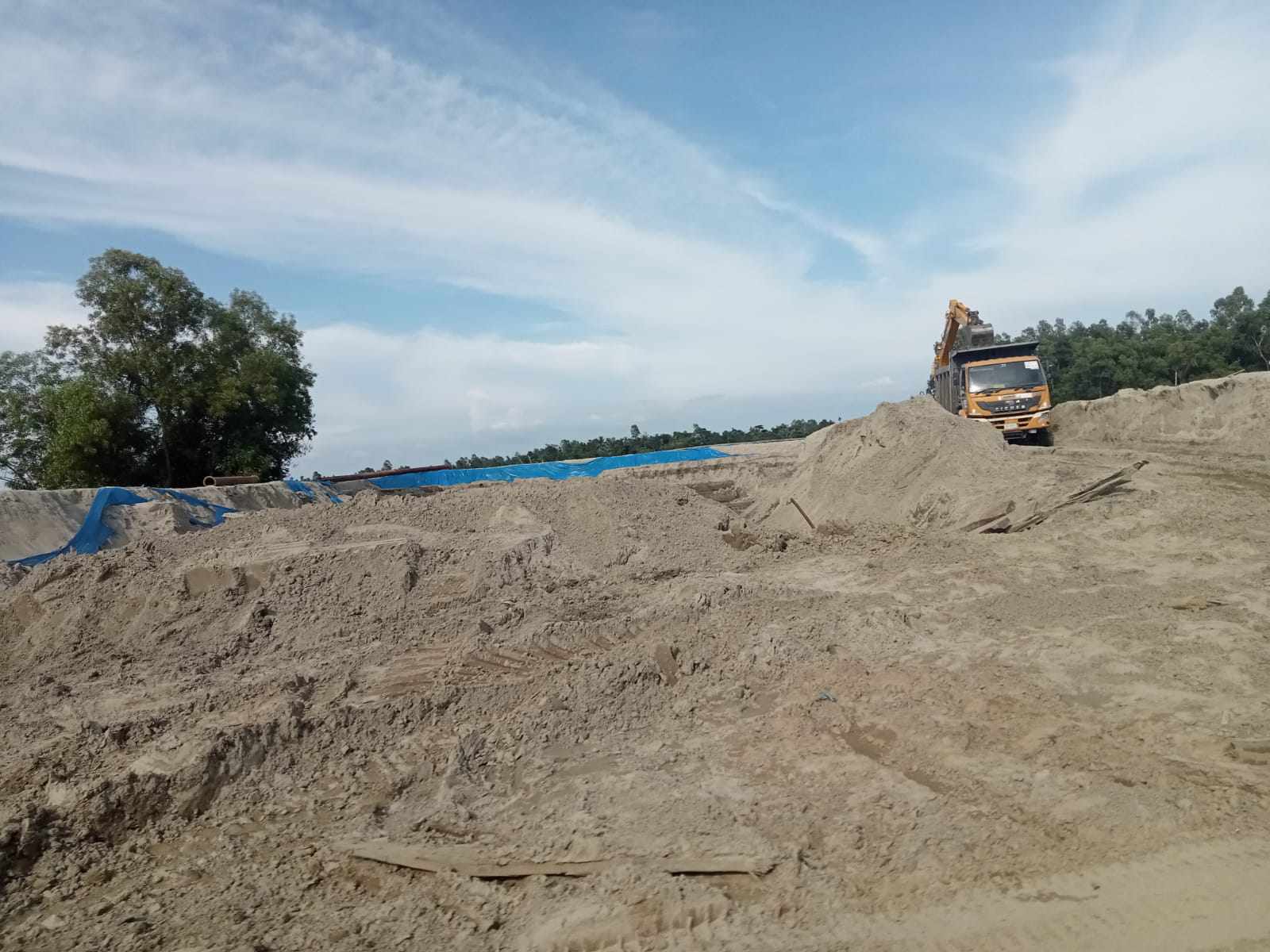 কুশিয়ারা নদী থেকে প্রকাশ্যে অবৈধভাবে বালু ও মাটি উত্তোলনের অভিযোগ