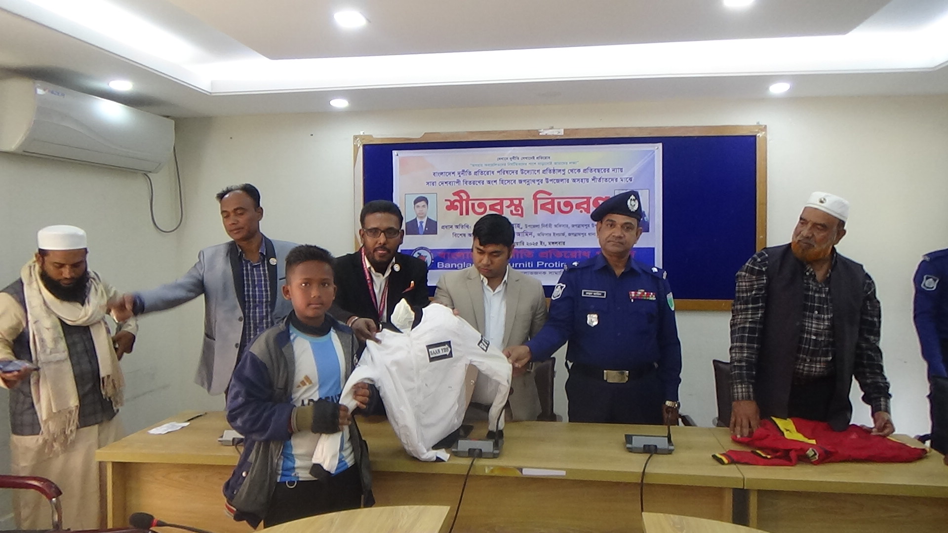 বাংলাদেশ দুর্নীতি প্রতিরোধ পরিষদের উদ্যোগে জগন্নাথপুরে শীতবস্ত্র বিতরণ