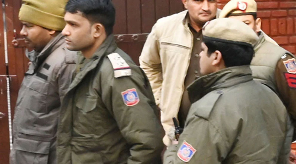 বিয়েবাড়ি থেকে ফেরার পথে ধ র্ষ ণে র শিকার ৫ কিশোরী