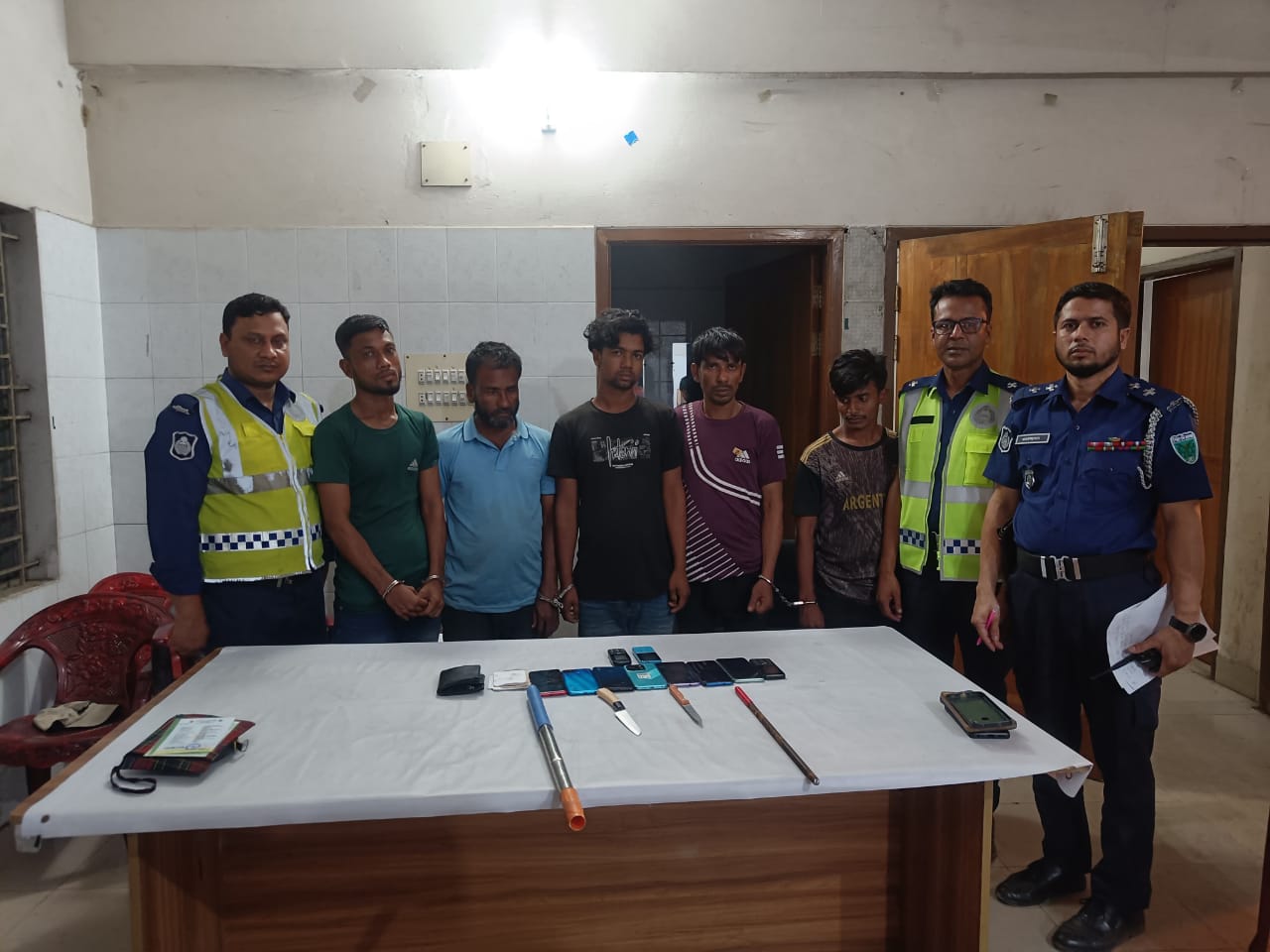 ওসমানীনগরে দেশীয় অস্ত্রসহ ৫ ডাকাত গ্রেফতার