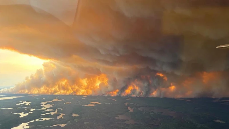 কানাডায় ভয়াবহ দাবানল, ঘর ছাড়ছে হাজারো মানুষ