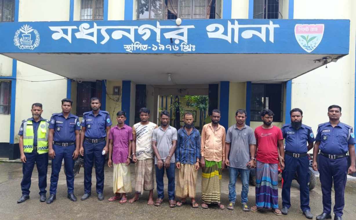 মধ্যনগরে অবৈধভাবে বালু উত্তোলন করায় ৪ টি নৌকা সহ ৭ জন গ্রেপ্তার