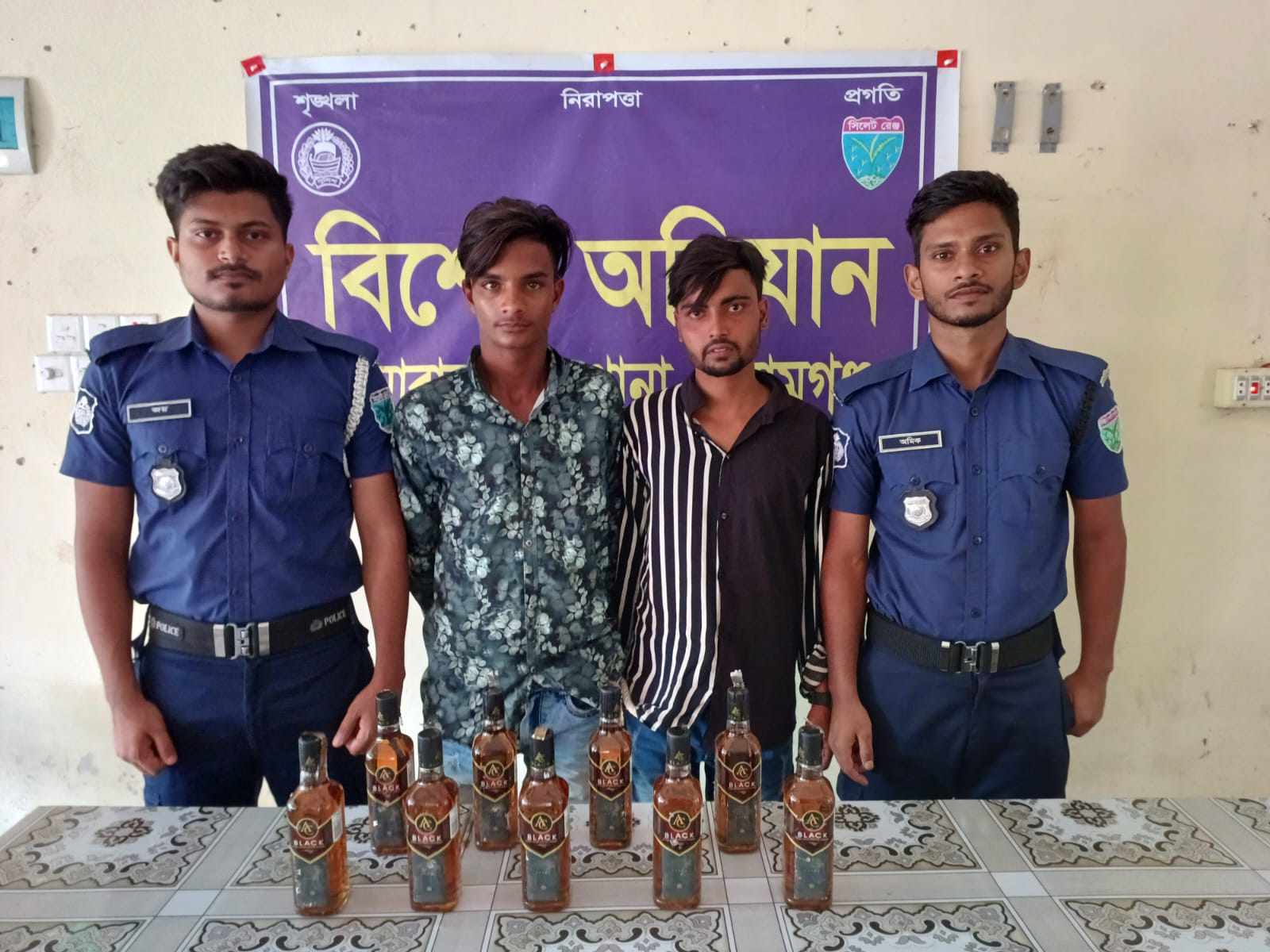 দোয়ারাবাজারে বিদেশি মদসহ আটক ২