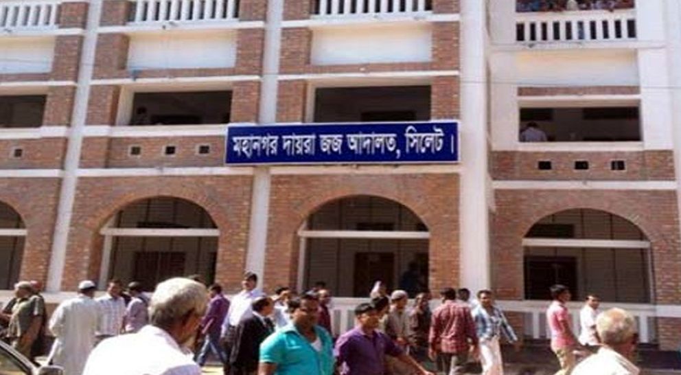 সিলেটে আদালত চত্বরে নারীর কাণ্ড,আহত ২