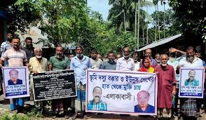 ফকিরহাটে সরকারি পুকুর দখলমুক্তের দাবিতে এলাকাবাসীর মানববন্ধন