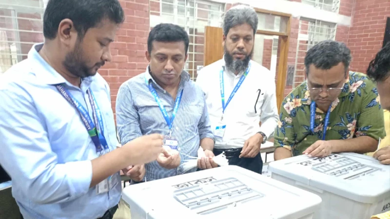 জাকসু নির্বাচন কয়েক হলে ভোটারদের হাতে দেওয়া হয়নি অমোচনীয় কালি
