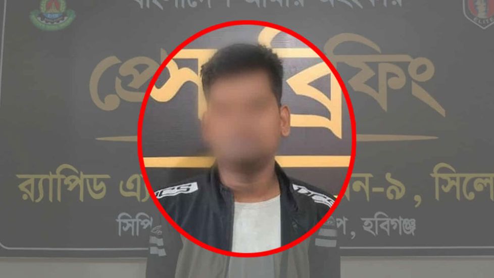 মোটরসাইকেলে করে যা নিয়ে যাচ্ছিলেন রাসেল