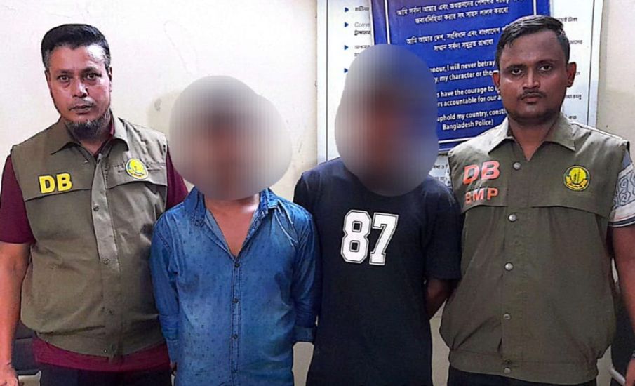 পাথর চাপা দিয়ে যা নিয়ে যাচ্ছিলেন শুভ ও জামিল