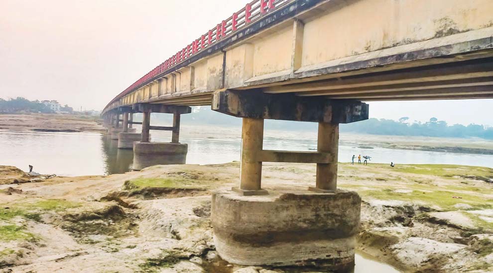 সিলেটে সেতুর পাশ থেকে বালু তোলায় দু’জন কারাগারে