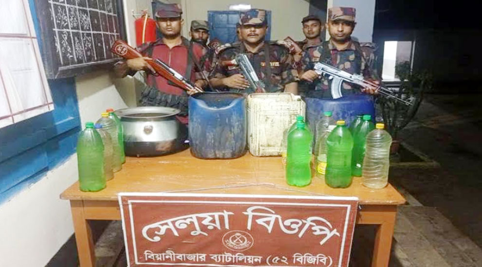 জুড়ীতে ৫০ লিটার চোলাই মদ জব্দ করে বিজিবি