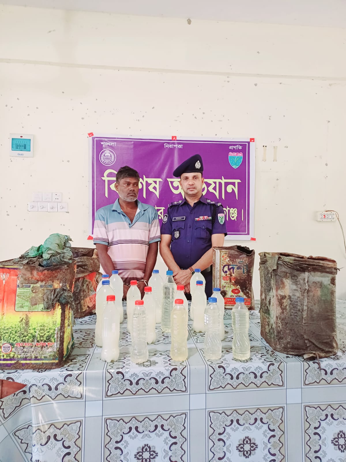 দোয়ারাবাজারে চোলাই মদসহ আটক ১