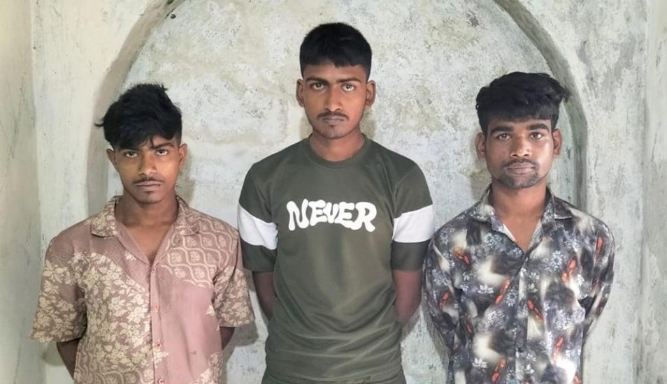 উপবন ট্রেনের ছাদ থেকে ৩ ছিনতাইকারী যুবক আটক