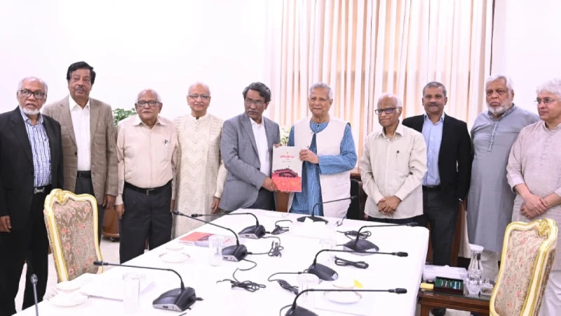 জুলাই সনদ বাস্তবায়নের সুপারিশ প্রধান উপদেষ্টার কাছে হস্তান্তর