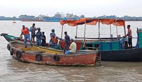 মা ইলিশ রক্ষায় সুন্দরবন উপকূলে কোস্ট গার্ডের বিশেষ অভিযান