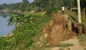 মনু নদের বাঁধে ভাঙন : বেপরোয়াভাবে বালু  উত্তোলনের অভিযোগ স্থানীয়দের