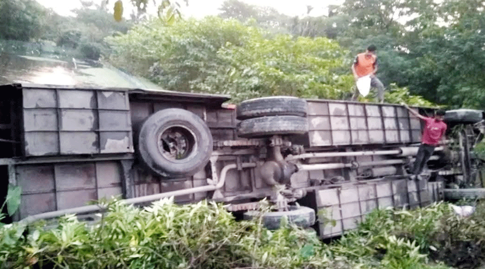 শান্তিগঞ্জে বাস খাদে, আহত ১৬
