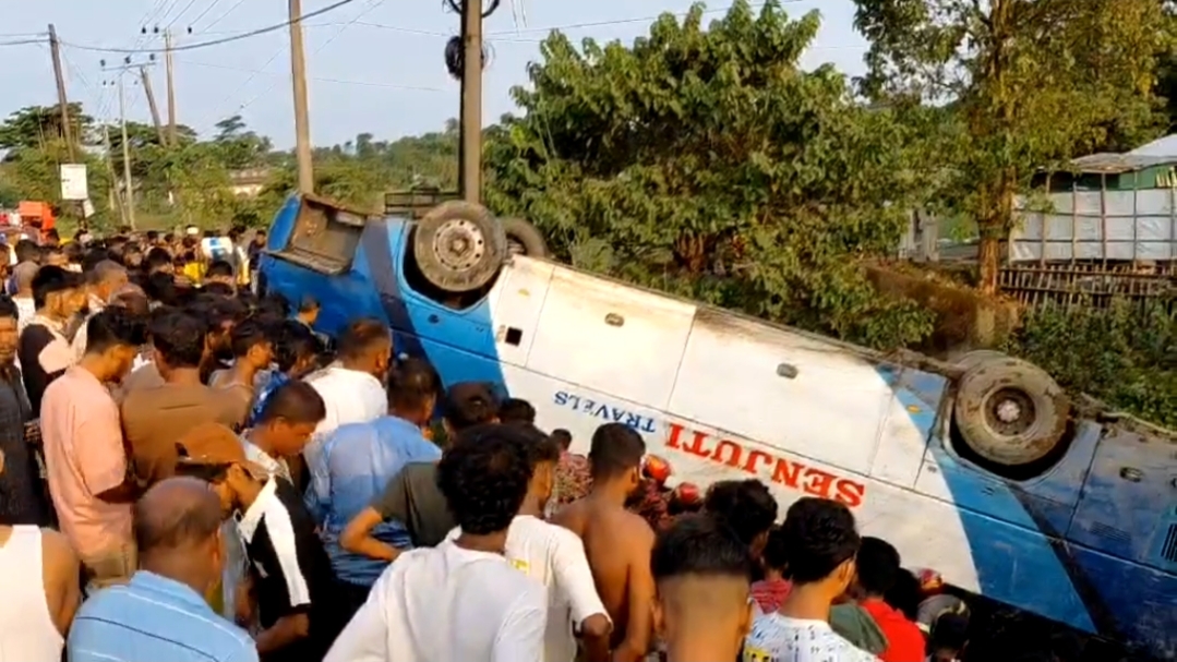 সুনামগঞ্জে টাঙ্গুয়ার হাওরে ঘুরতে এসে বাস খাদে পড়ে মা-মেয়ে নিহত