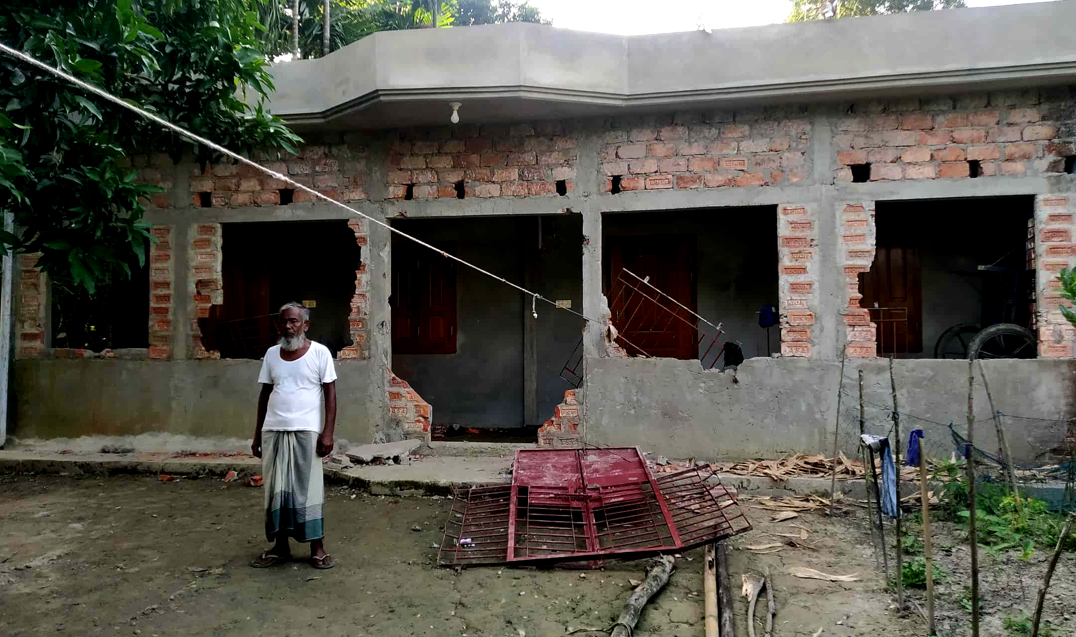 জগন্নাথপুরের পল্লীতে হামলায় বাড়িঘর ভাংচুর