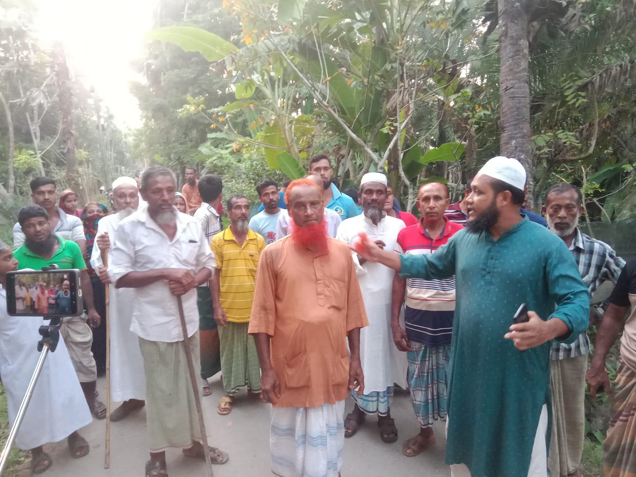 মোরেলগঞ্জে অসহায় পরিবারের ওপর সশস্ত্র হামলা: বৃদ্ধের দাড়ি টেনে ছিঁড়ে ফেলার অভিযোগ ,এলাকাবাসীর ন্যায়বিচারের দাবি