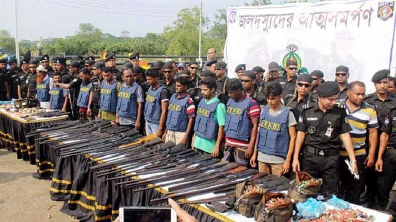 বিশ্ব ঐতিহ্য গোটা সুন্দরবনে ২০ বনদস্যু বাহিনী দাপিয়ে বেড়াচ্ছে বনজীবীরা আতঙ্কে