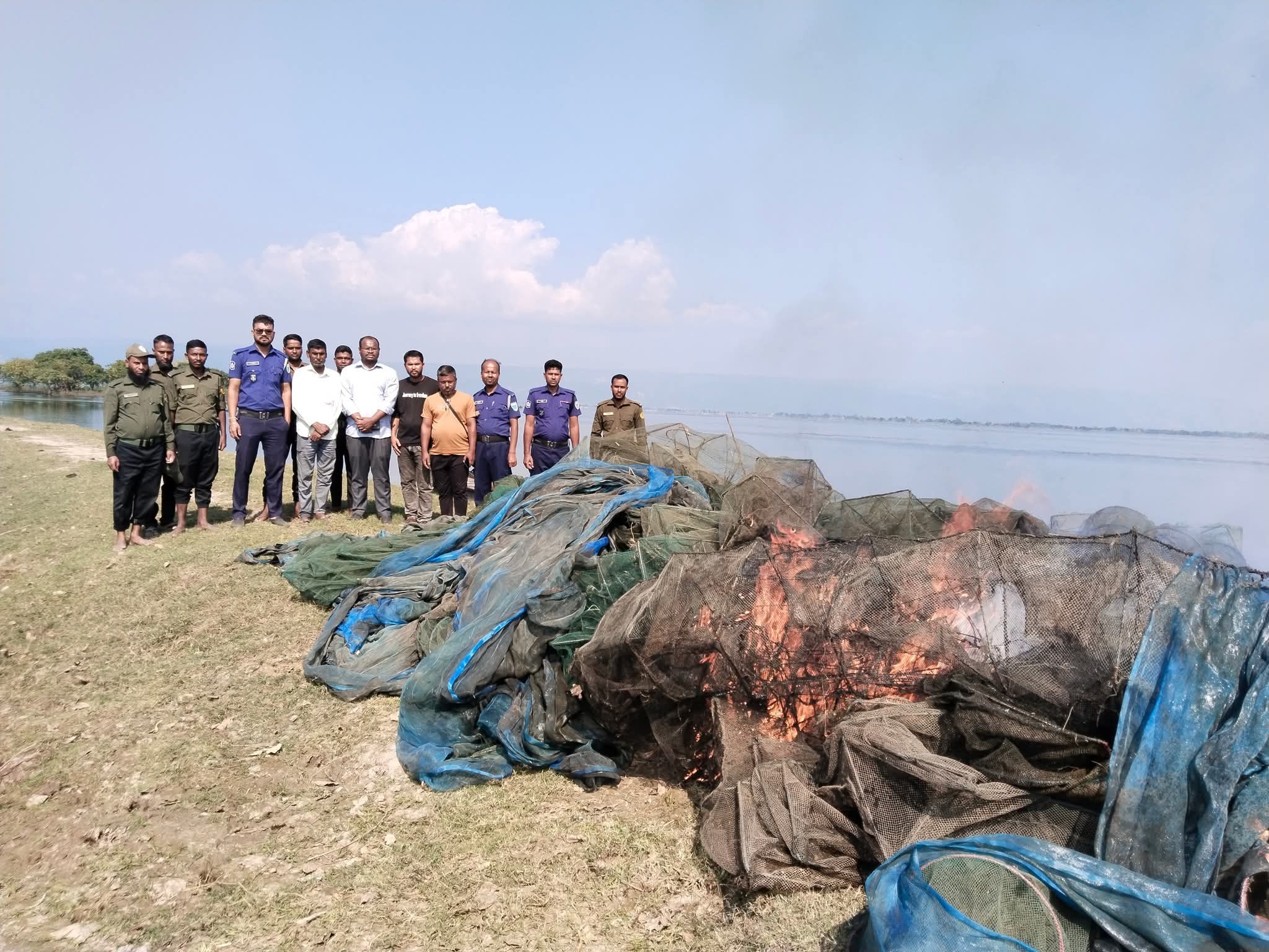 টাংগুয়ার হাওর থেকে ৫লাখ টাকার চায়না দুয়ারী,মশারি জাল জব্দ 