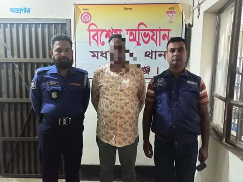 মধ্যনগরে তিন বছরের সাজাপ্রাপ্ত ওয়ারেন্ট ভোক্ত পলাতক আসামি গ্রেপ্তার