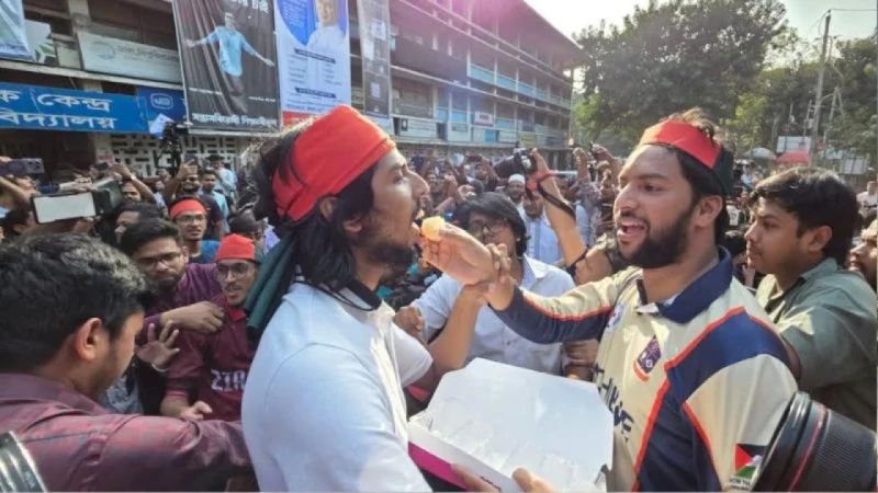 হাসিনার মৃত্যুদণ্ডের রায়ে টিএসসিতে মিষ্টি বিতরণ