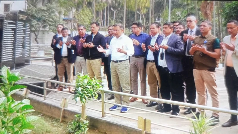 পিলখানা হত্যাকাণ্ডে শহীদ ৫৭ সেনা কর্মকর্তার কবর জিয়ারত তারেক রহমানের