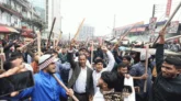 কারওয়ান বাজার মানববন্ধনে হামলার প্রতিবাদে লাঠিসোঁটা নিয়ে বিক্ষোভ ব্যবসায়ীদের