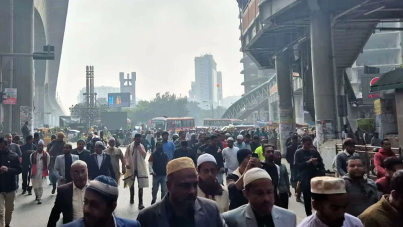 খালেদা জিয়ার জানাজায় বিভিন্ন সড়কে জনতার অবস্থান