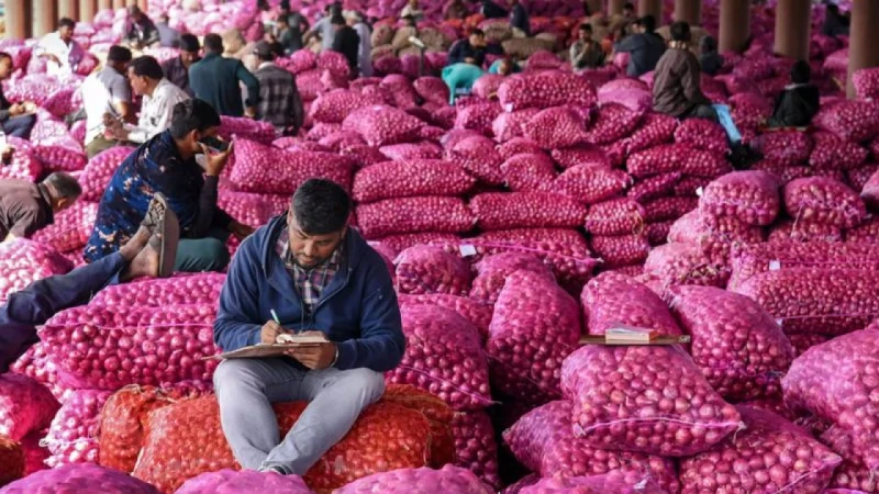 হিলি স্থলবন্দর দিয়ে ঢুকল ৯০ টন পেঁয়াজ
