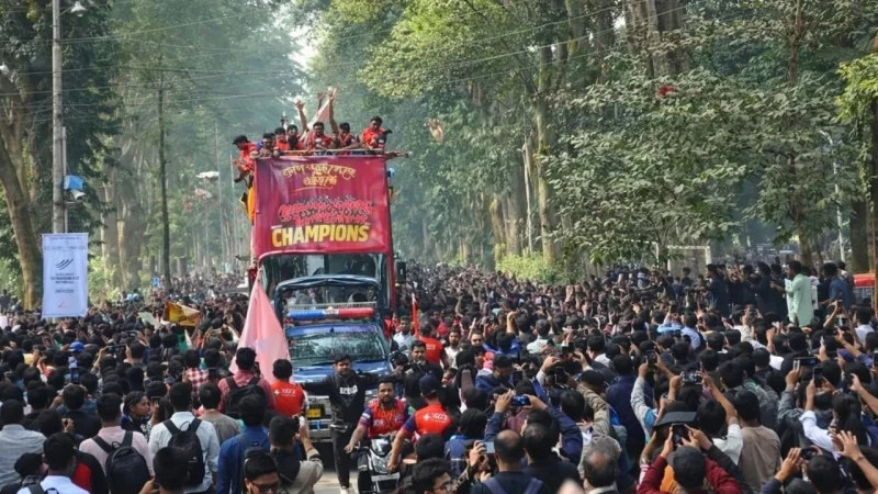 নিজ শহরে ছাদখোলা বাসে রাজশাহী ওয়ারিয়র্স