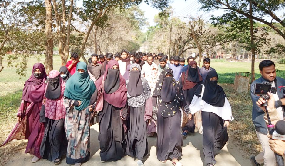 শাকসু নির্বাচন স্থগিতে হাইকোর্টে রিট, বিক্ষোভ