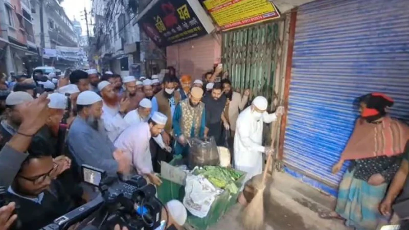 ভোরবেলা ঝাড়ু হাতে রাস্তা পরিষ্কারে জামায়াত আমির