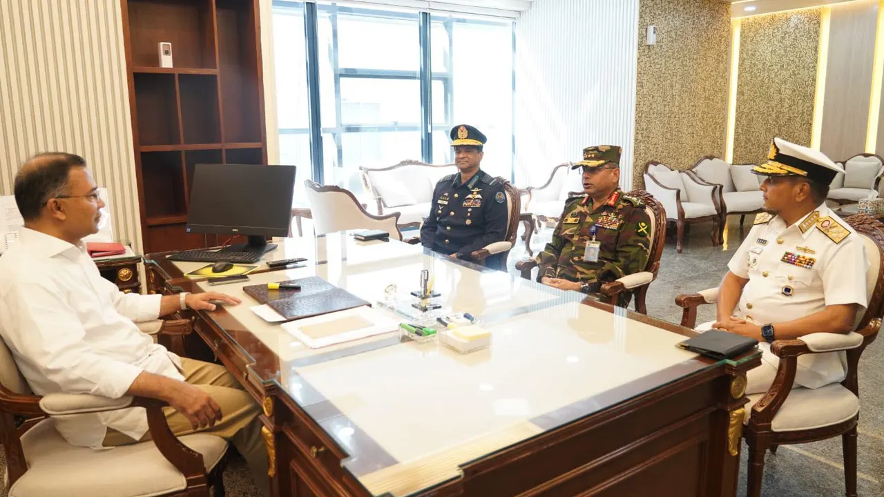 প্রধানমন্ত্রীর সঙ্গে তিন বাহিনী প্রধানের সাক্ষাৎ