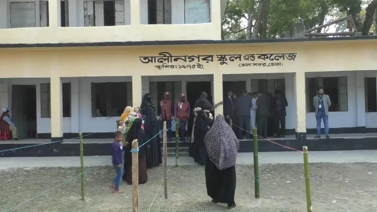 ককটেল বিস্ফোরণ ঘটিয়ে ব্যালট পেপার ছিনতাই