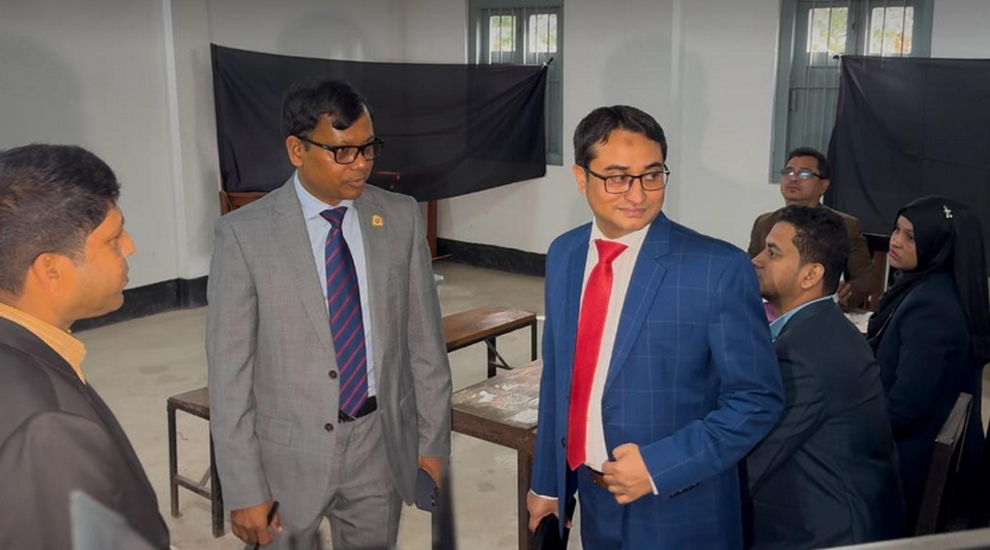 কেন্দ্র পরিদর্শন: শান্তিপূর্ণ ভোটগ্রহণের আশাবাদ সারওয়ার আলমের