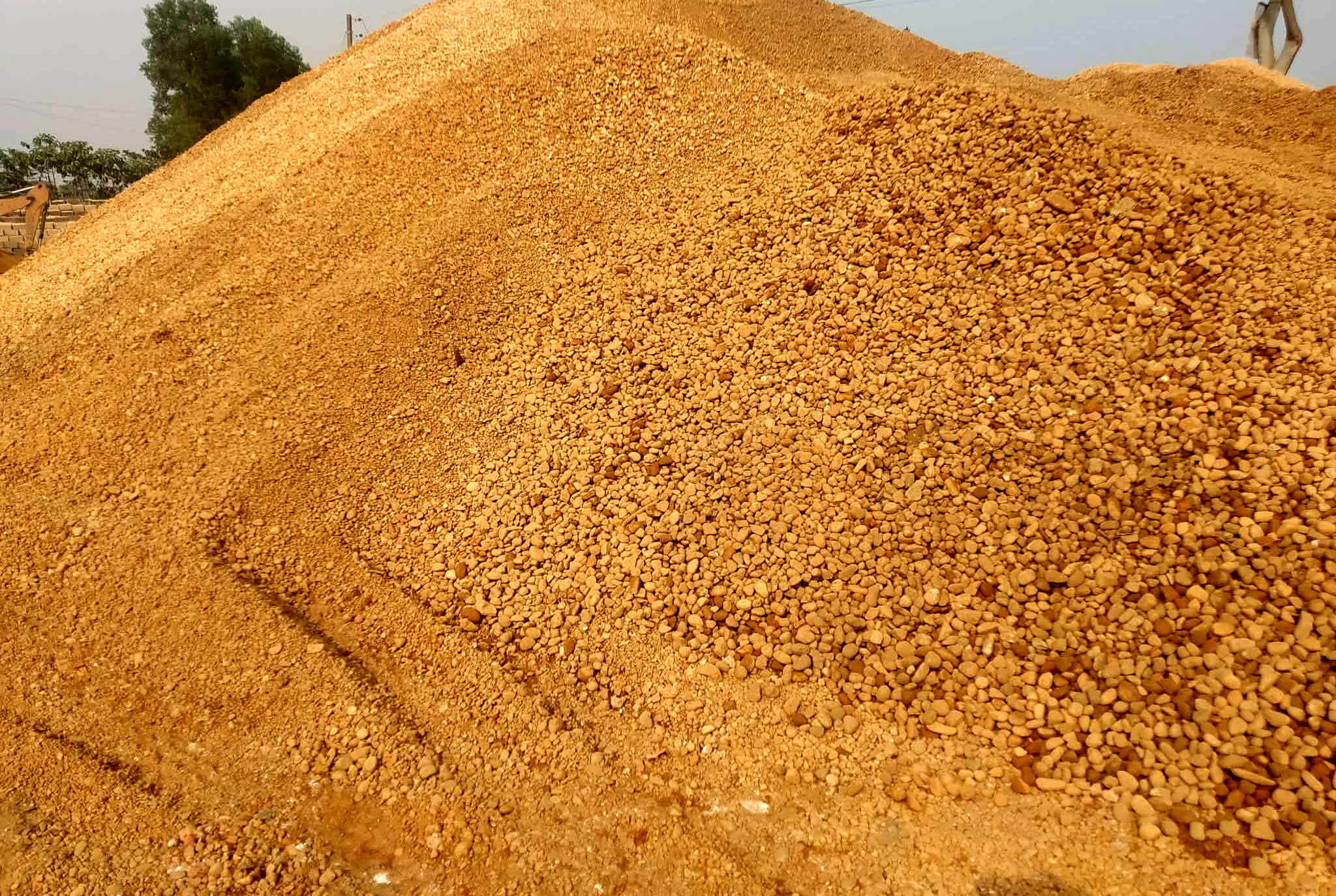 জগন্নাথপুরে পাথর সংকটে, সড়কে বসানোর পাকা ব্লক নির্মাণে ব্যবহার হচ্ছে নিমানের পাথর