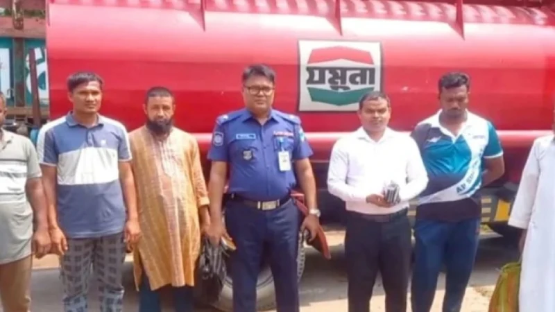 সাতক্ষীরায় ৭ হাজার লিটার পেট্রোলসহ তেলবাহী লরি জব্দ