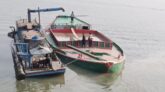সুনামগঞ্জে অবৈধ ড্রেজার মেশিন, বালু ভর্তি বাল্কহেডসহ ৩জন আটক