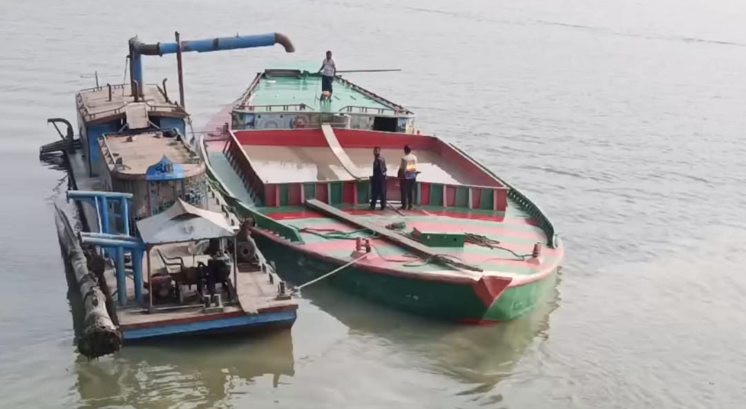 সুনামগঞ্জে অবৈধ ড্রেজার মেশিন, বালু ভর্তি বাল্কহেডসহ ৩জন আটক