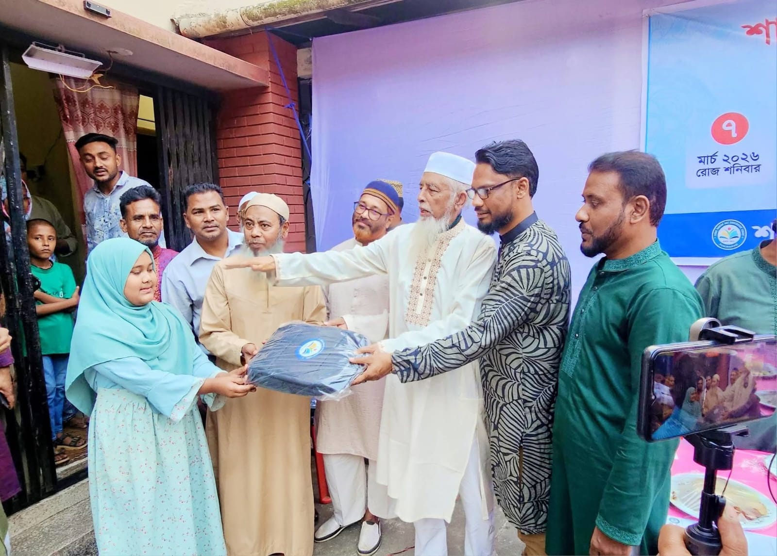 ওসমানীনগরে শাহ-বাহার আলী এডুকেশন ট্রাস্টের শিক্ষা উপকরণ বিতরণ ও ইফতার মাহফিল