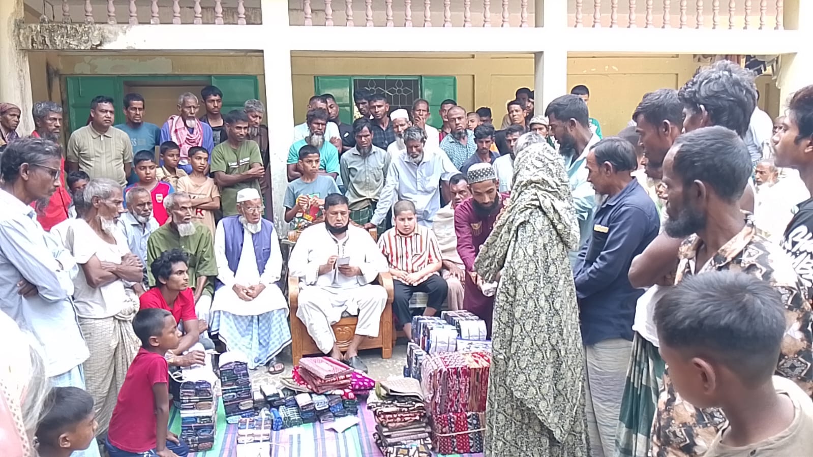 ঈদ উল ফিতরে সৈয়দ এনামুল হক পীর এনাম এর ঈদ বস্ত্র বিতরণ