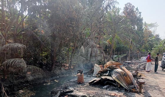 বাগেরহাটের কচুয়ায় ভয়াবহ অগ্নিকাণ্ডে ৮ দোকান পুড়ে ছাই, ক্ষতি প্রায় ২০ লাখ টাকা