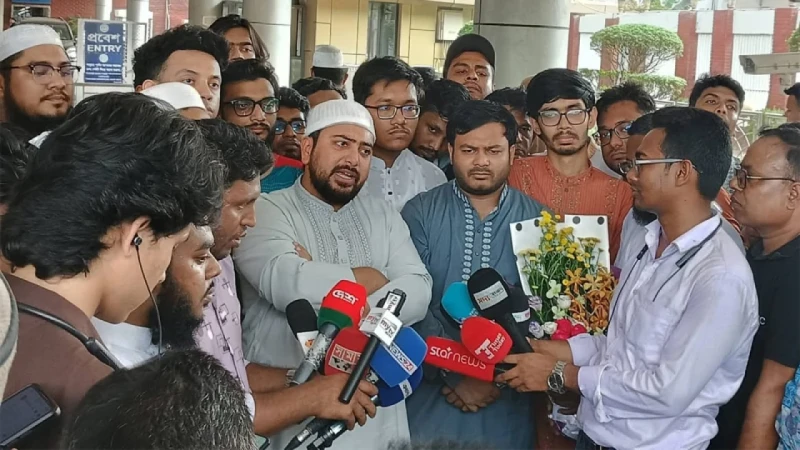 ‘রাজনৈতিক ঐক্য ছাড়া সরকারের টিকে থাকা কঠিন’ওমরাহ পালন শেষে দেশে ফিরলেন নাহিদ ইসলাম
