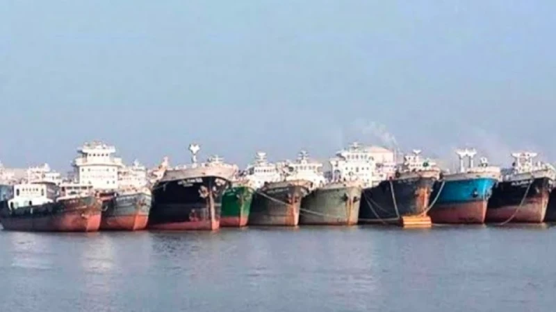 জ্বালানির অভাবে অলস শত শত লাইটার জাহাজ, বিপর্যয়ের মুখে শিল্পখাত