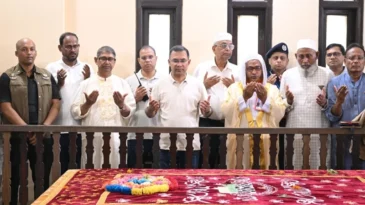 মাওলানা ভাসানীর কবর জিয়ারত করলেন প্রধানমন্ত্রী