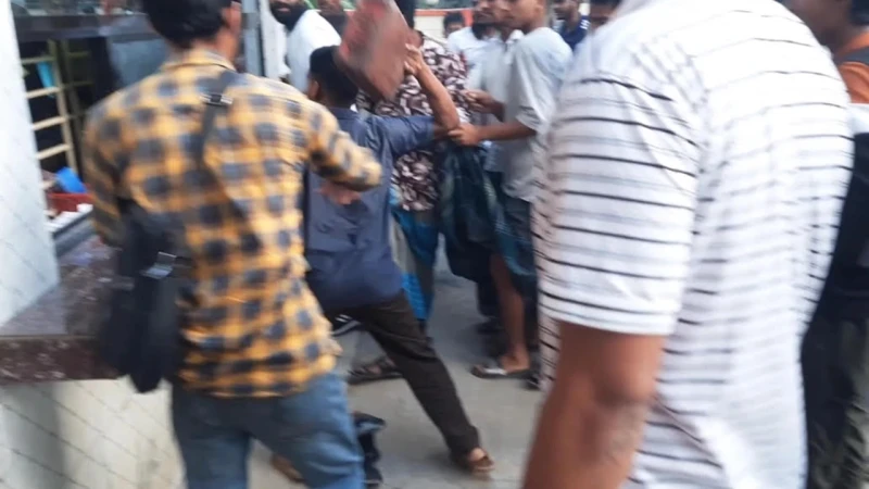 তেল না পেয়ে ফিলিং স্টেশনে হামলা-ভাঙচুর, আটক ২
