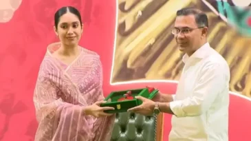 স্বাধীনতা পুরস্কার তুলে দিলেন প্রধানমন্ত্রী